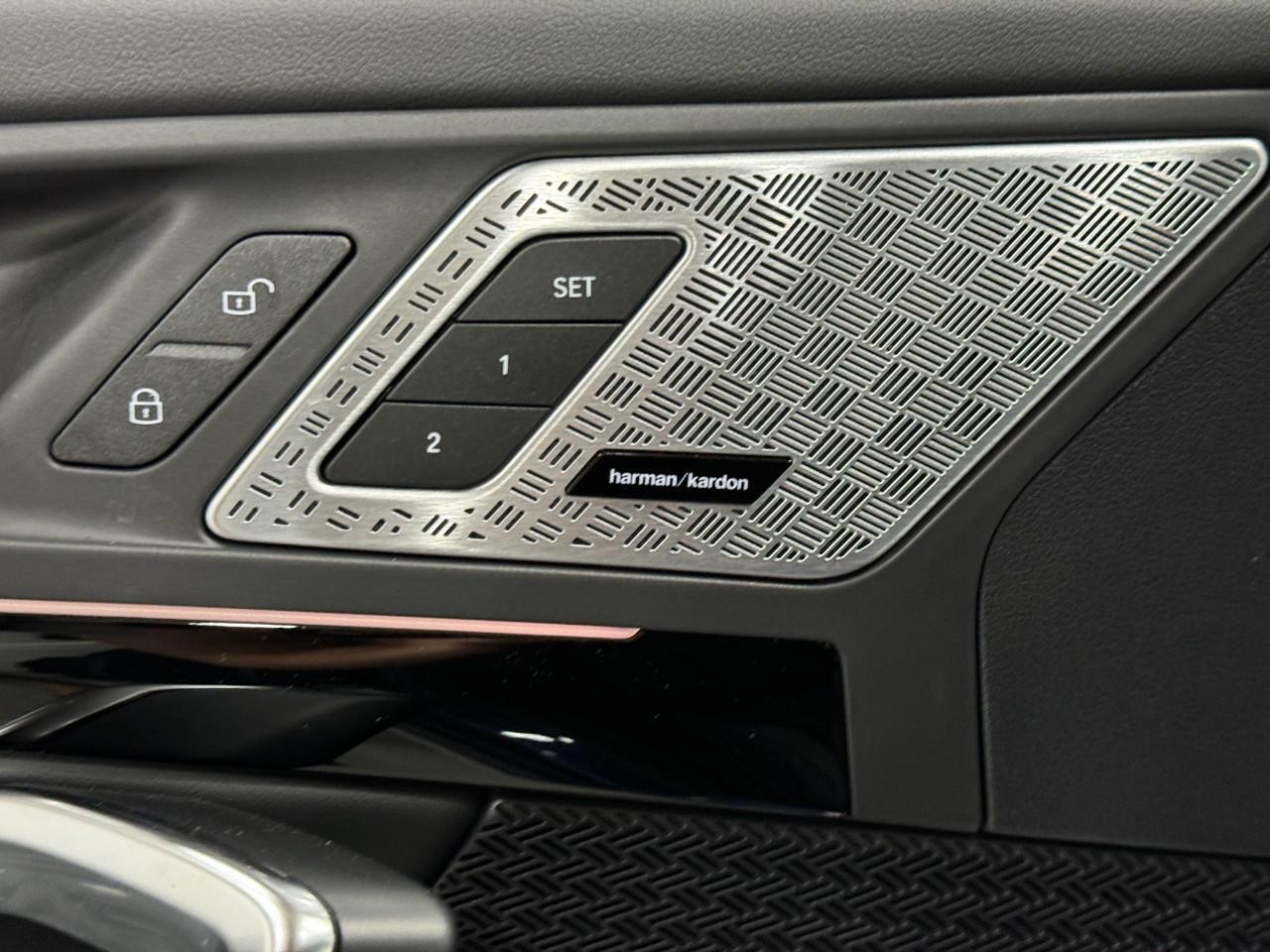 BMW X1 Vehicle Full-screen Gallery Image 23