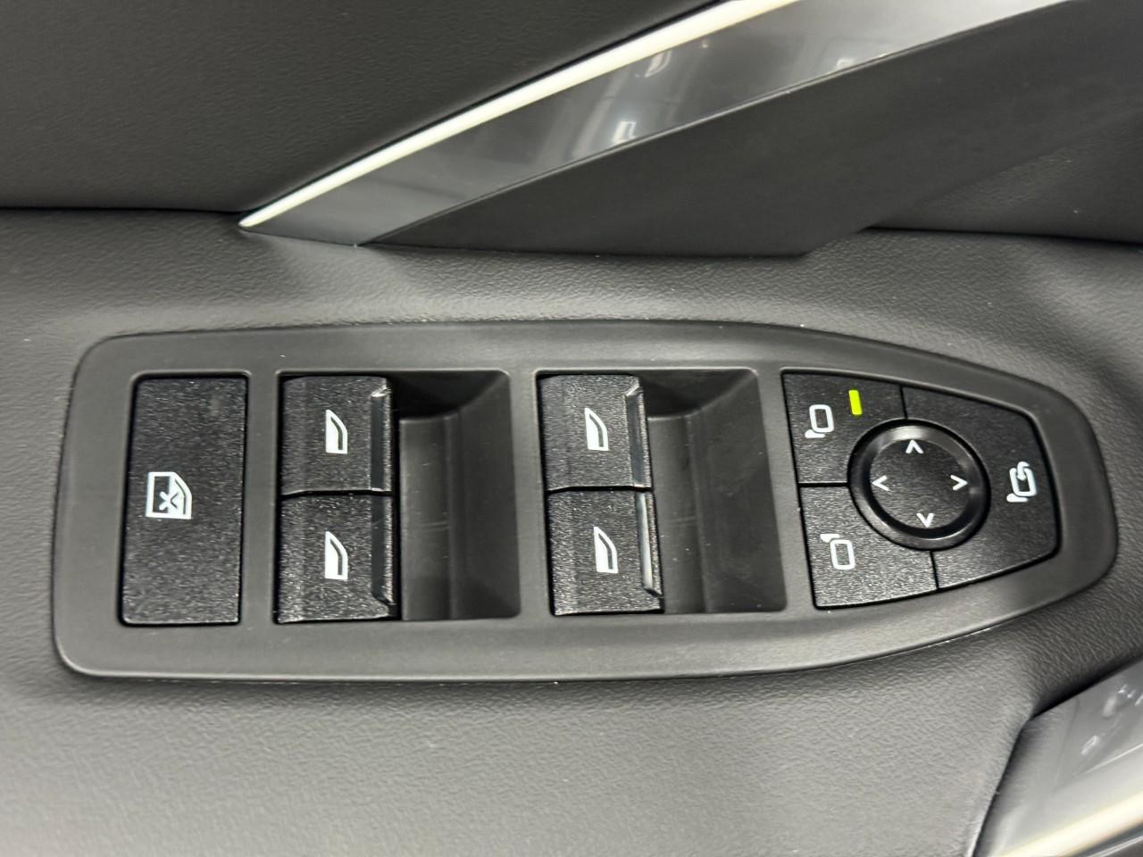 BMW X1 Vehicle Full-screen Gallery Image 24