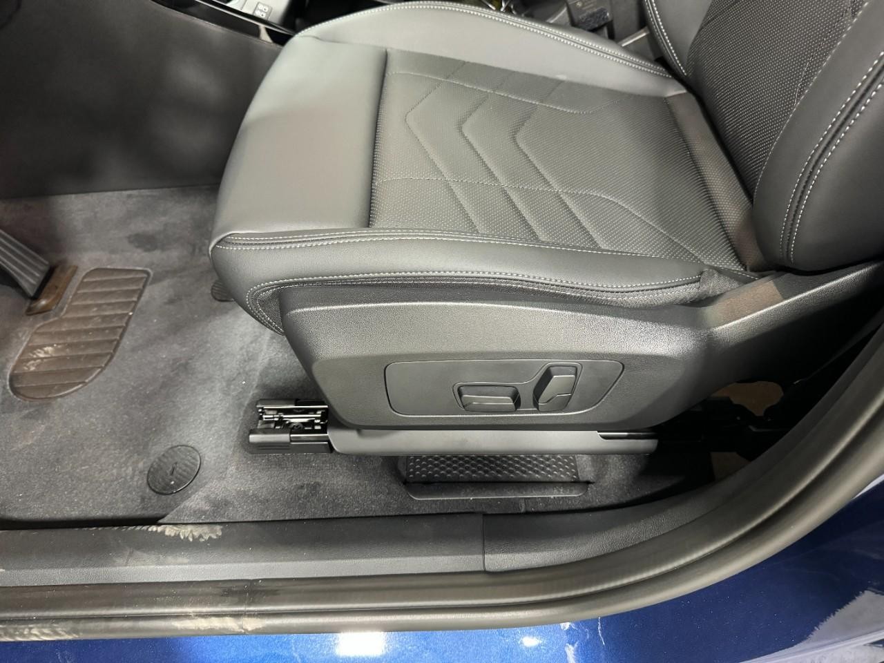 BMW X1 Vehicle Full-screen Gallery Image 27