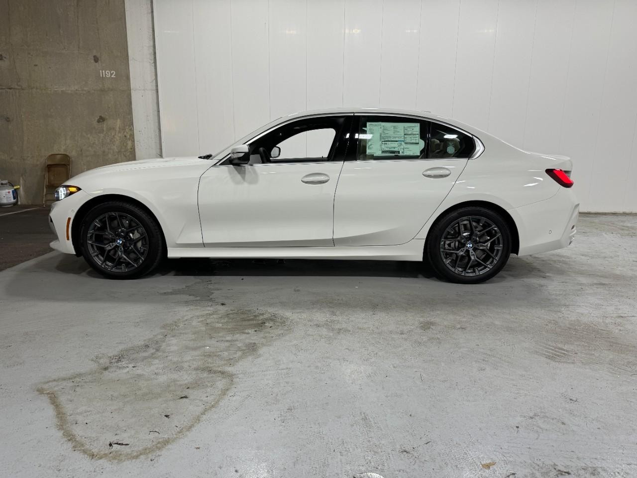 BMW 3 Series Vehicle Full-screen Gallery Image 2