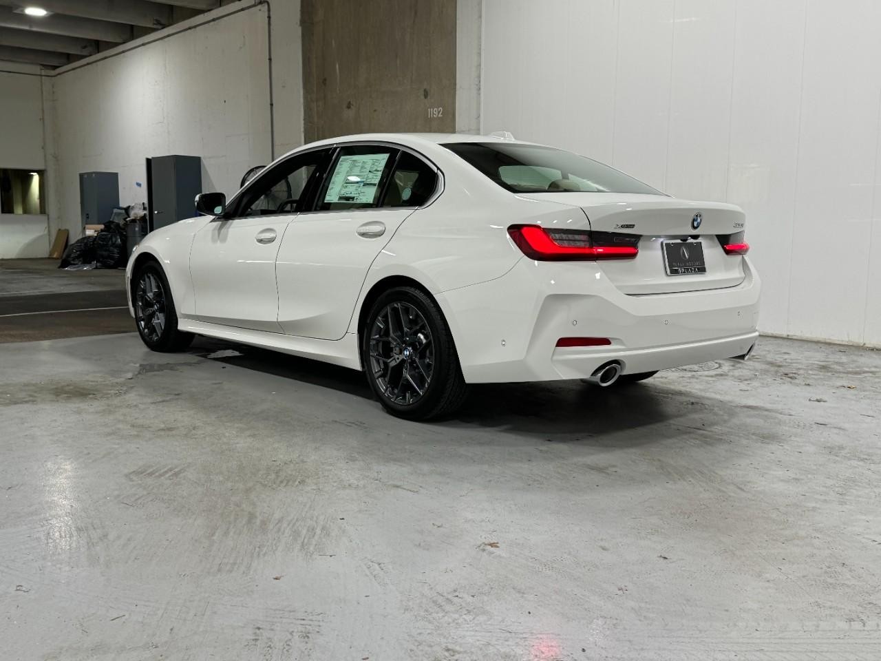 BMW 3 Series Vehicle Full-screen Gallery Image 3