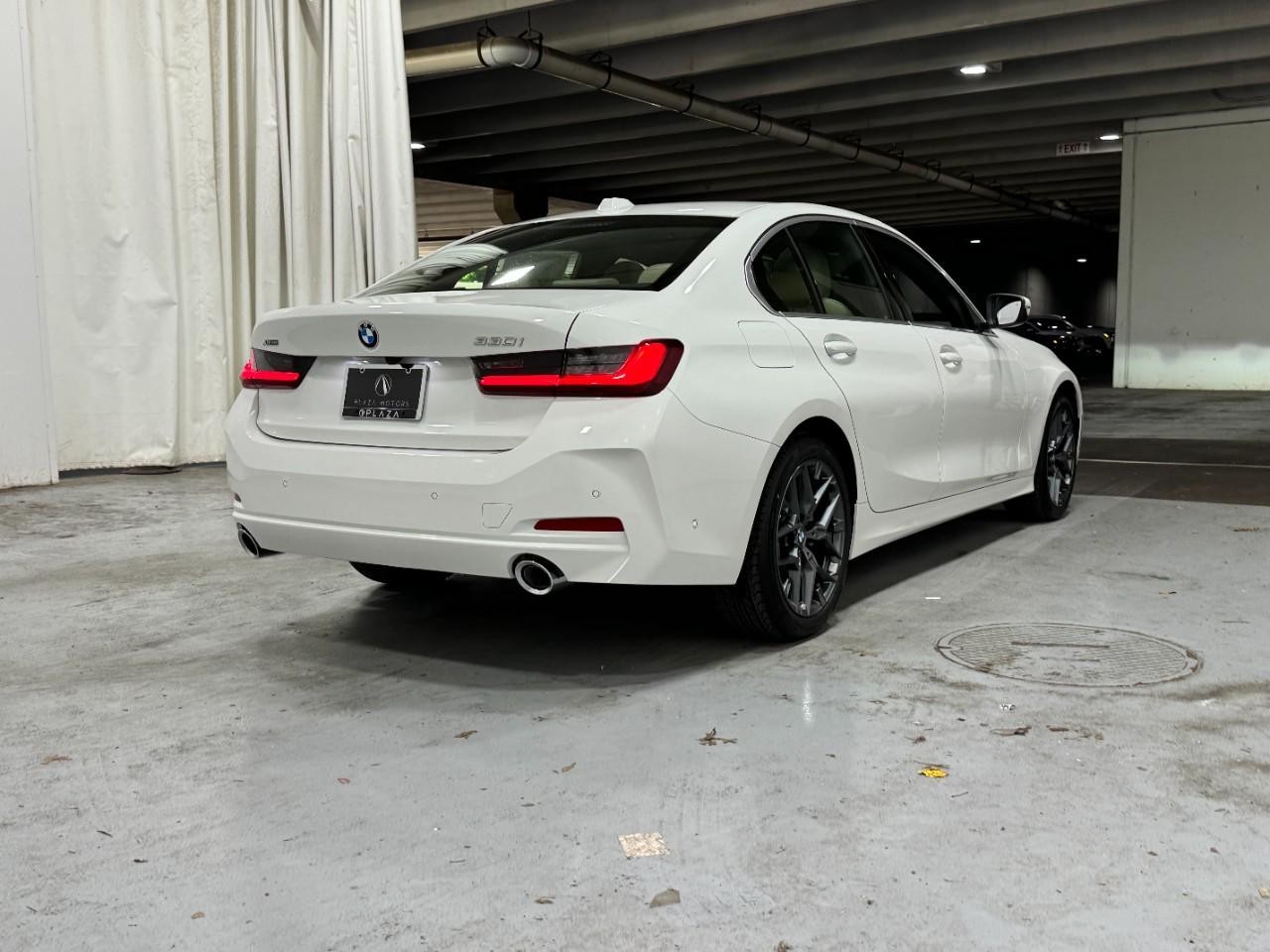 BMW 3 Series Vehicle Full-screen Gallery Image 4