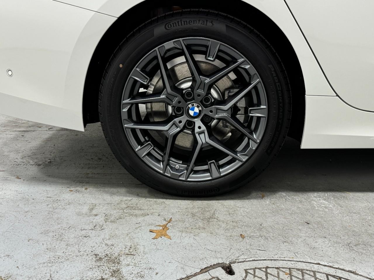 BMW 3 Series Vehicle Full-screen Gallery Image 5