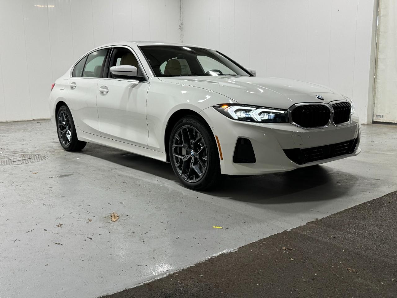 BMW 3 Series Vehicle Full-screen Gallery Image 6