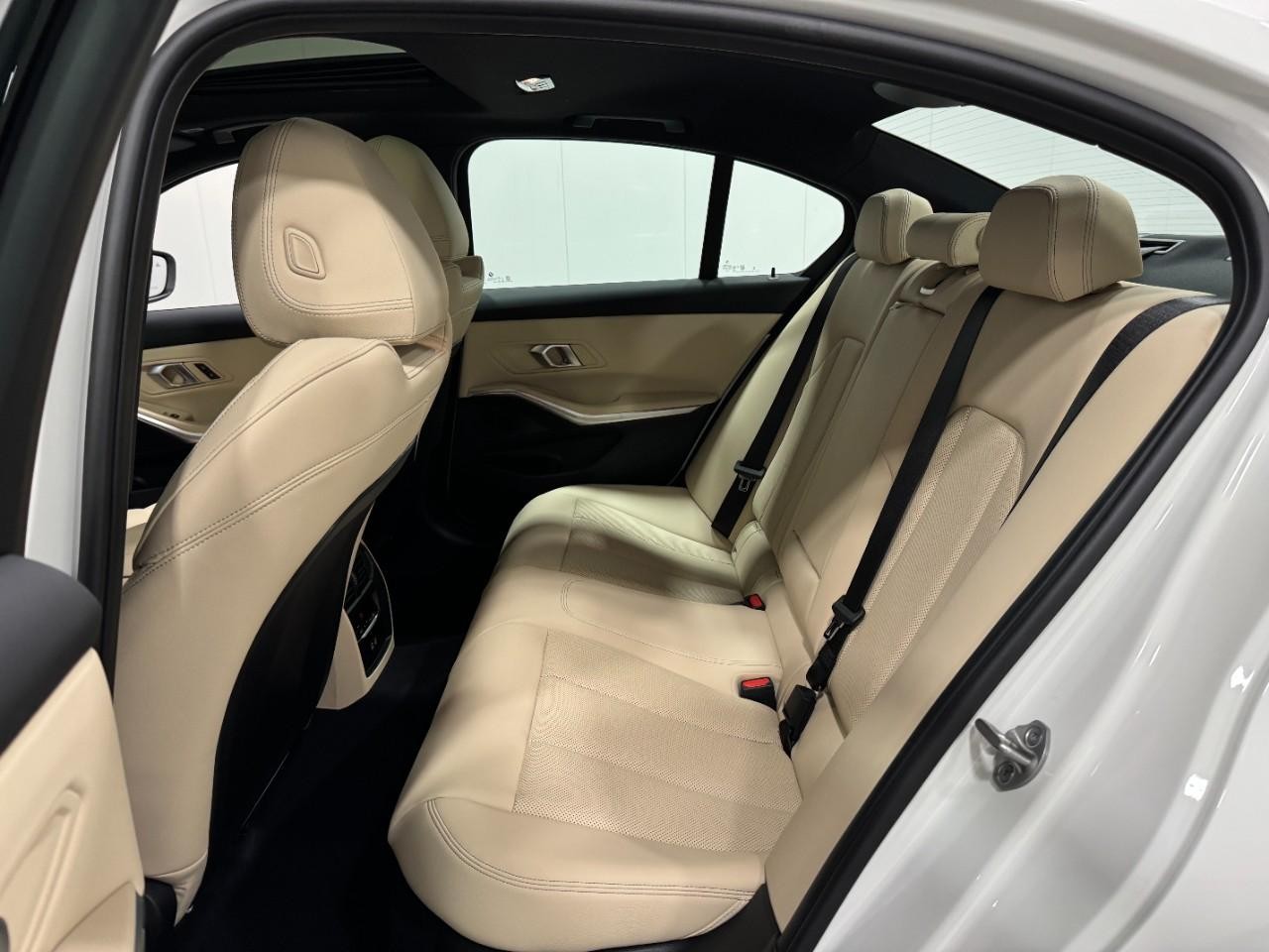 BMW 3 Series Vehicle Full-screen Gallery Image 8