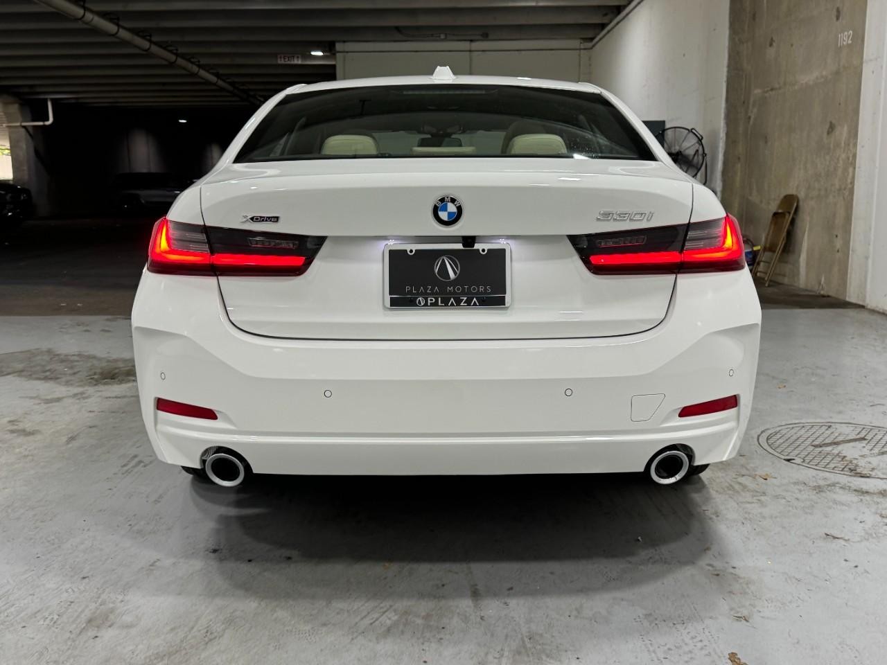 BMW 3 Series Vehicle Full-screen Gallery Image 9