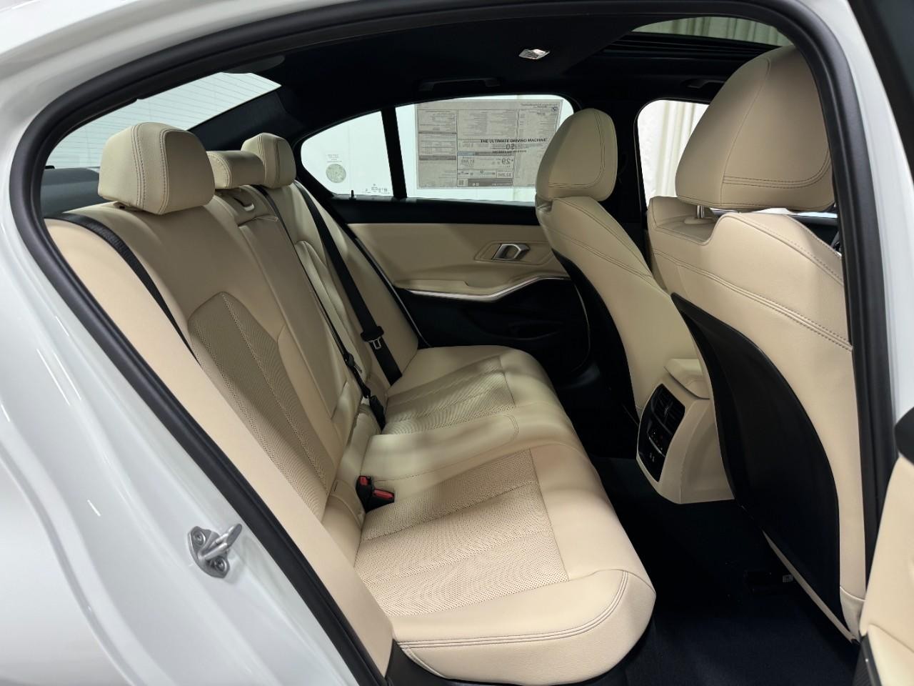 BMW 3 Series Vehicle Full-screen Gallery Image 10