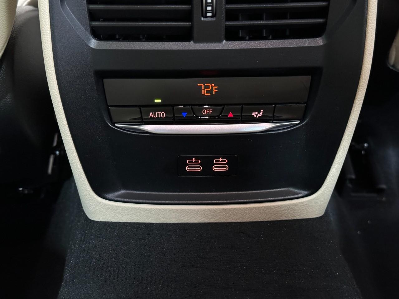 BMW 3 Series Vehicle Full-screen Gallery Image 11