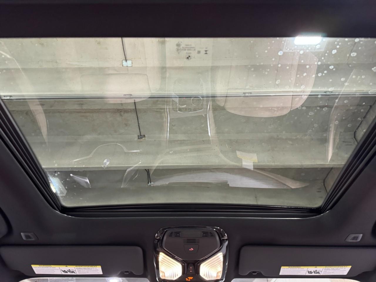 BMW 3 Series Vehicle Full-screen Gallery Image 12