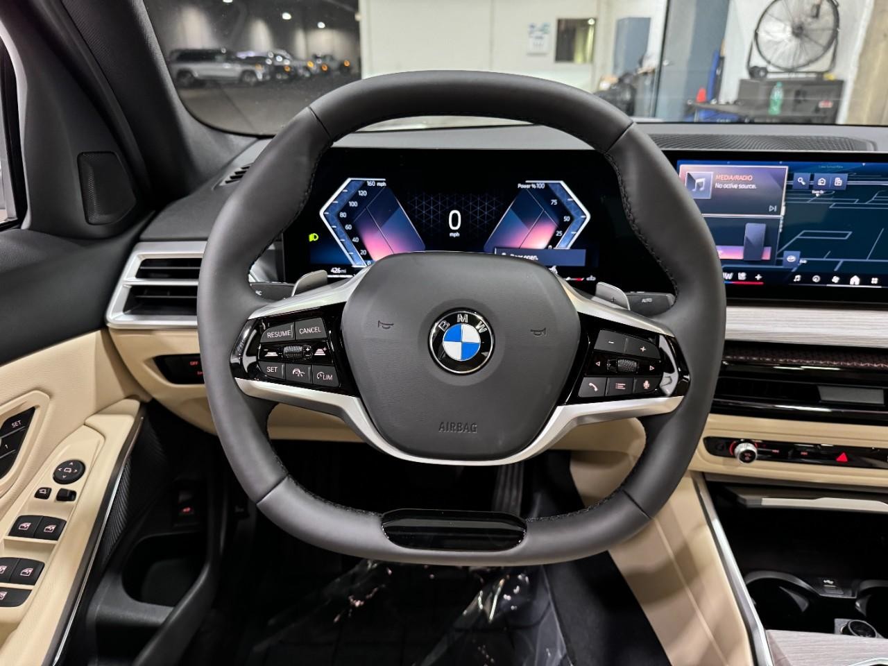 BMW 3 Series Vehicle Full-screen Gallery Image 14