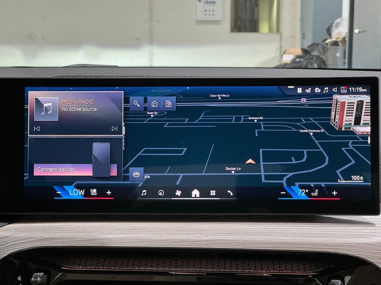 BMW 3 Series Vehicle Full-screen Gallery Image 15