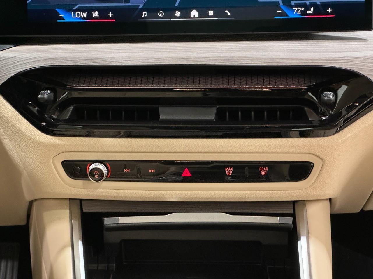 BMW 3 Series Vehicle Full-screen Gallery Image 16