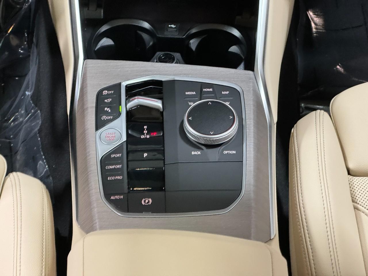 BMW 3 Series Vehicle Full-screen Gallery Image 17