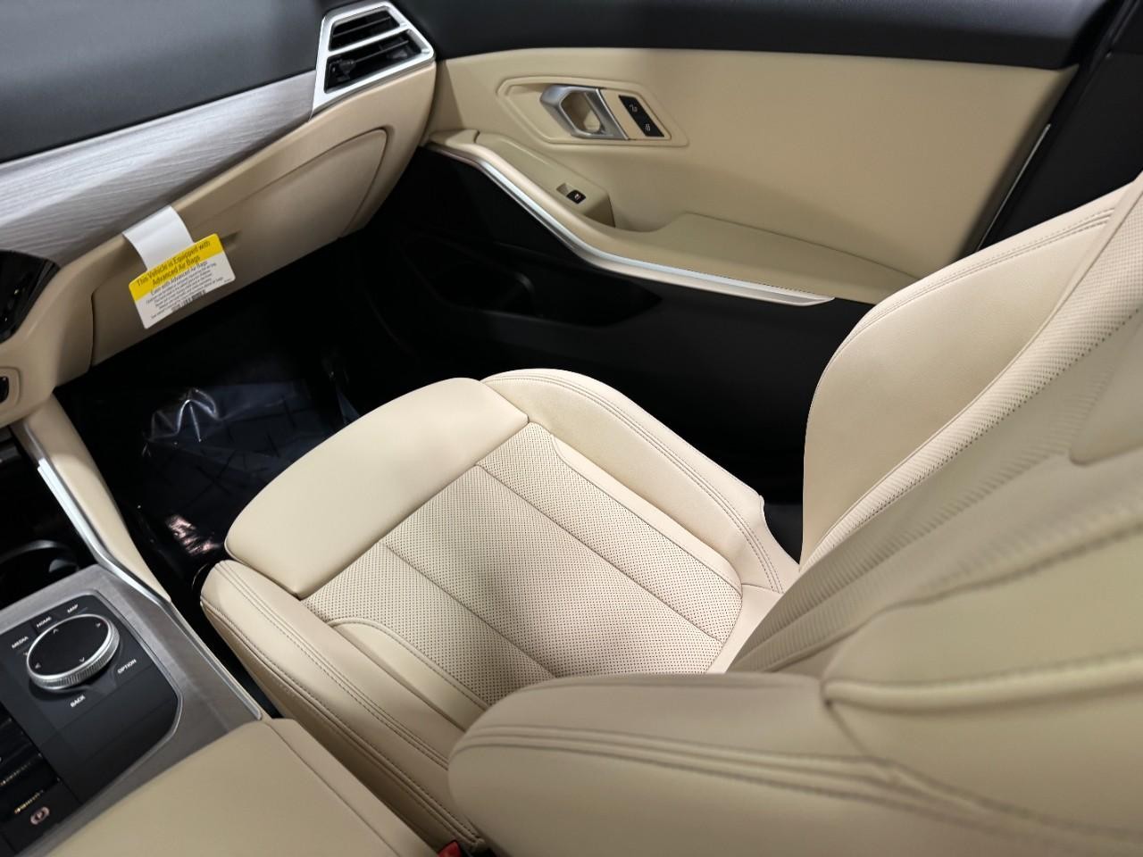 BMW 3 Series Vehicle Full-screen Gallery Image 18