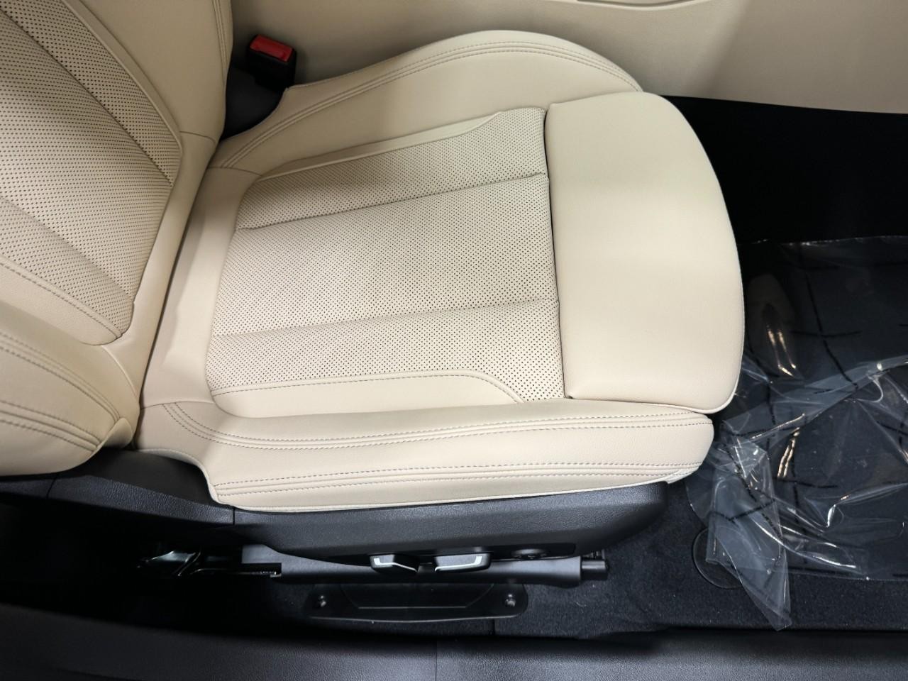 BMW 3 Series Vehicle Full-screen Gallery Image 20