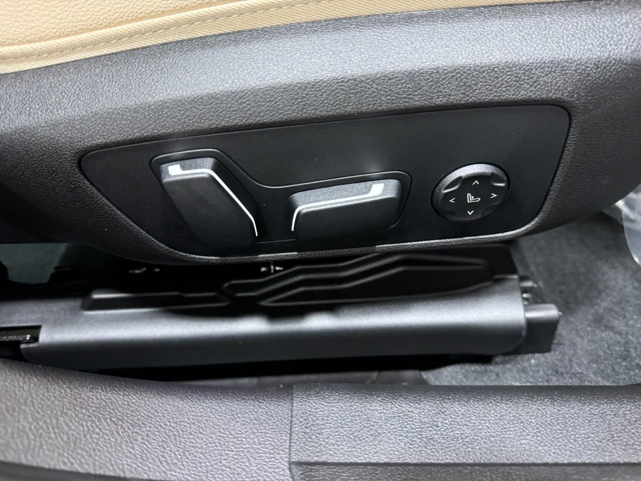 BMW 3 Series Vehicle Full-screen Gallery Image 21