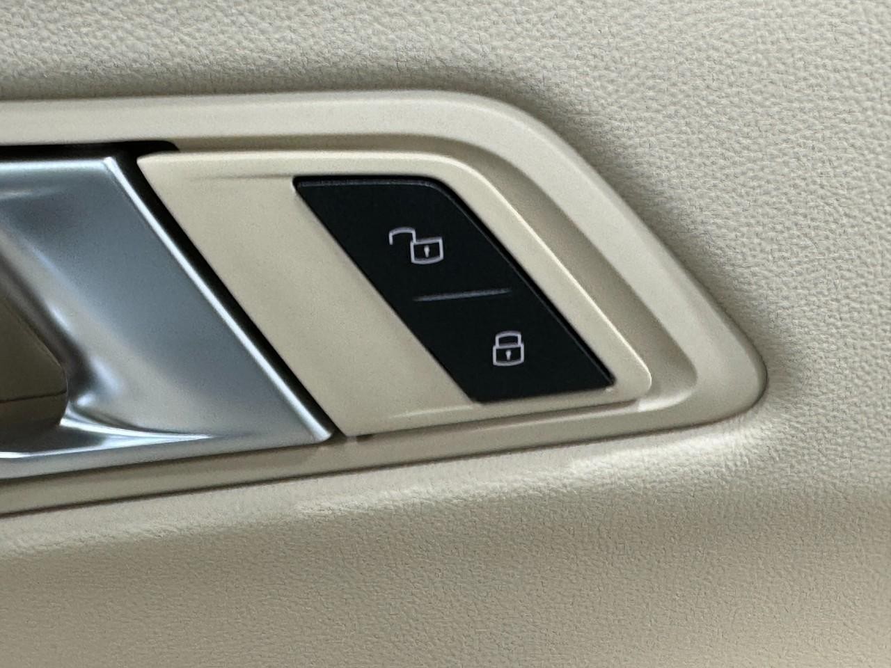 BMW 3 Series Vehicle Full-screen Gallery Image 22