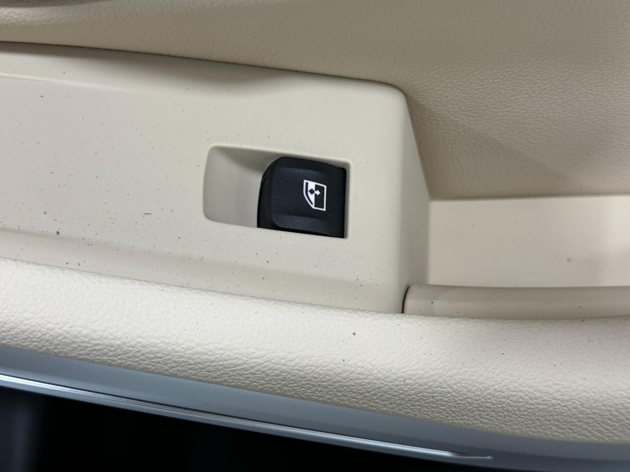 BMW 3 Series Vehicle Full-screen Gallery Image 23