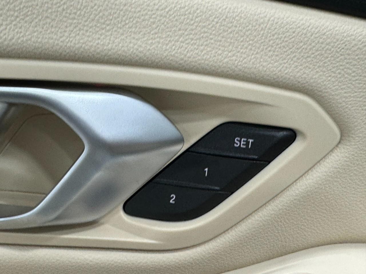 BMW 3 Series Vehicle Full-screen Gallery Image 24