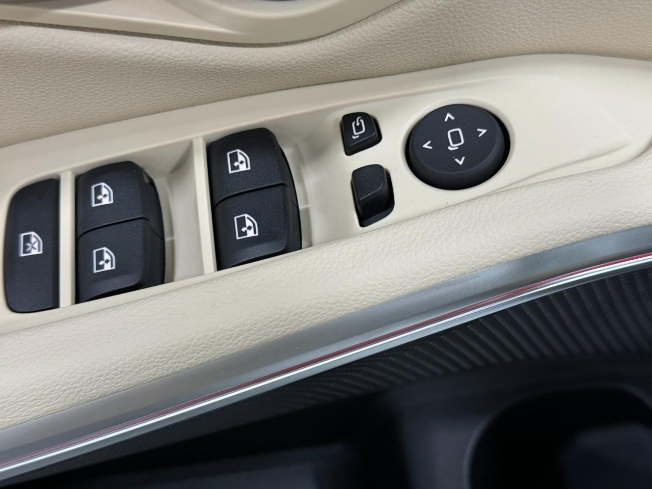 BMW 3 Series Vehicle Full-screen Gallery Image 26