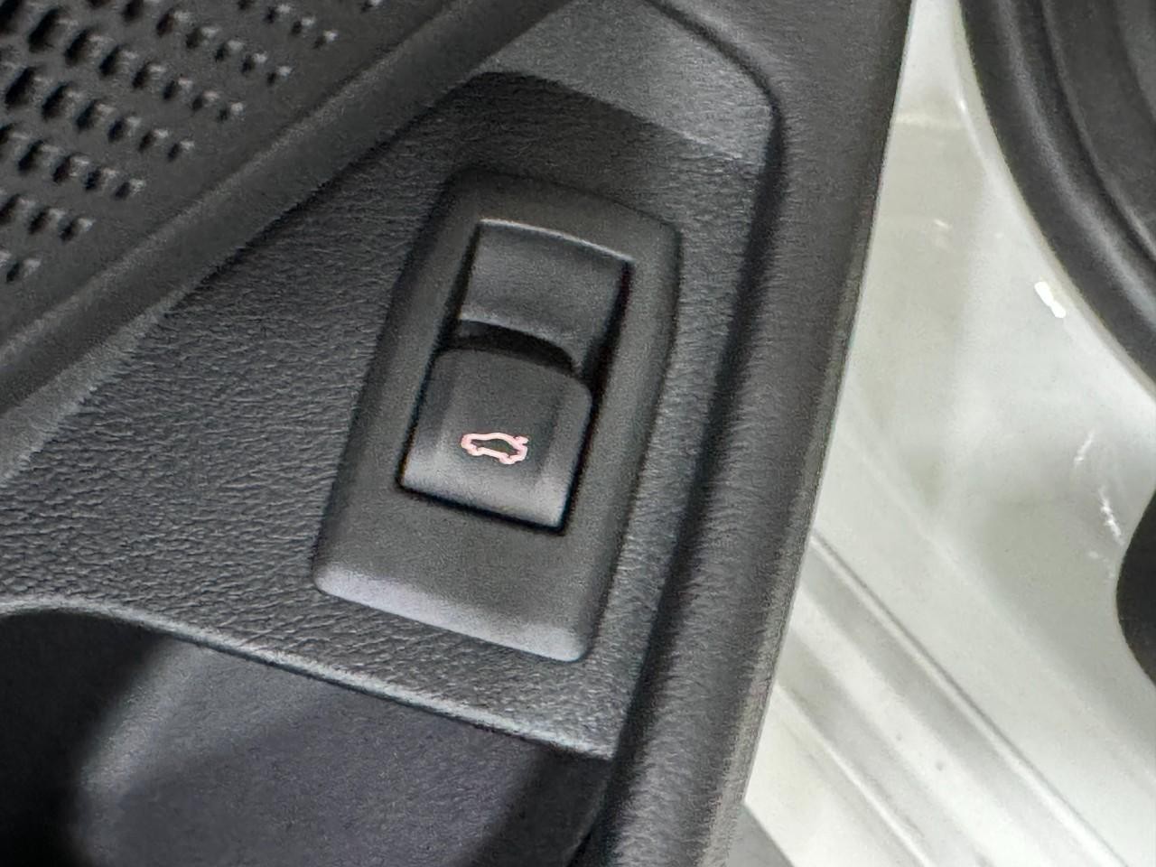 BMW 3 Series Vehicle Full-screen Gallery Image 27