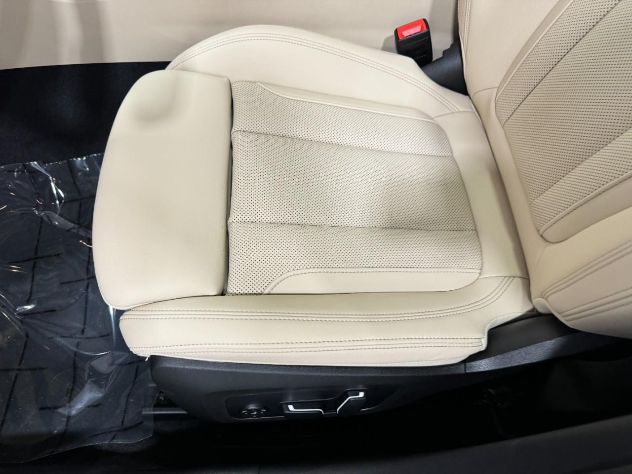 BMW 3 Series Vehicle Full-screen Gallery Image 29