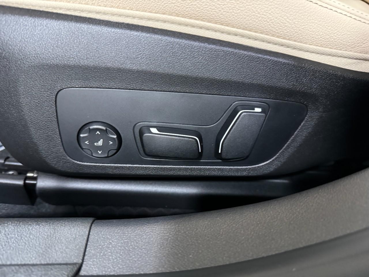 BMW 3 Series Vehicle Full-screen Gallery Image 30