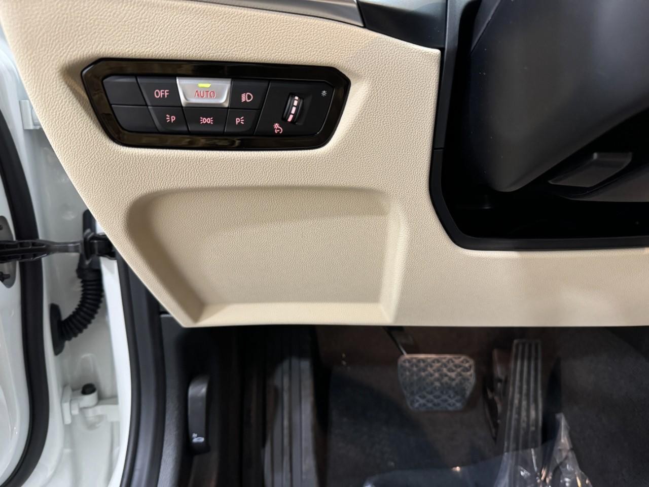 BMW 3 Series Vehicle Full-screen Gallery Image 31