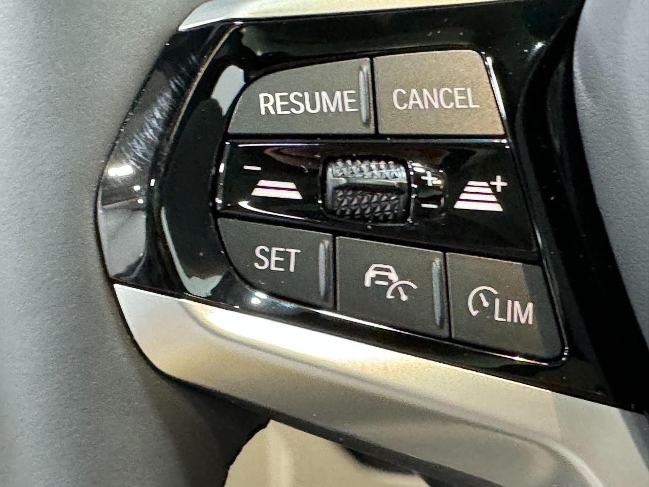 BMW 3 Series Vehicle Full-screen Gallery Image 32