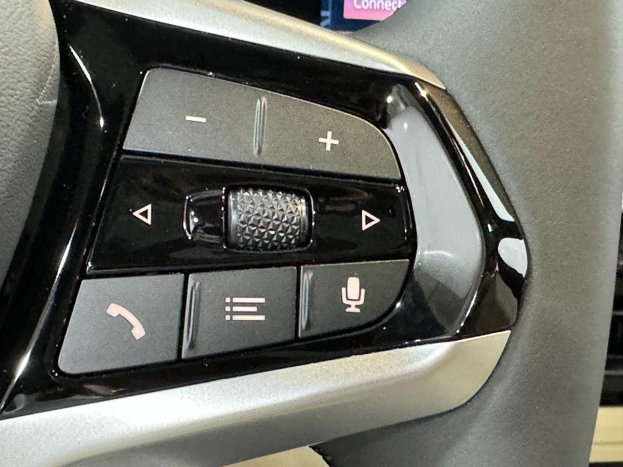 BMW 3 Series Vehicle Full-screen Gallery Image 33