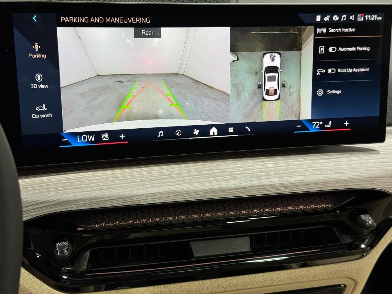 BMW 3 Series Vehicle Full-screen Gallery Image 35