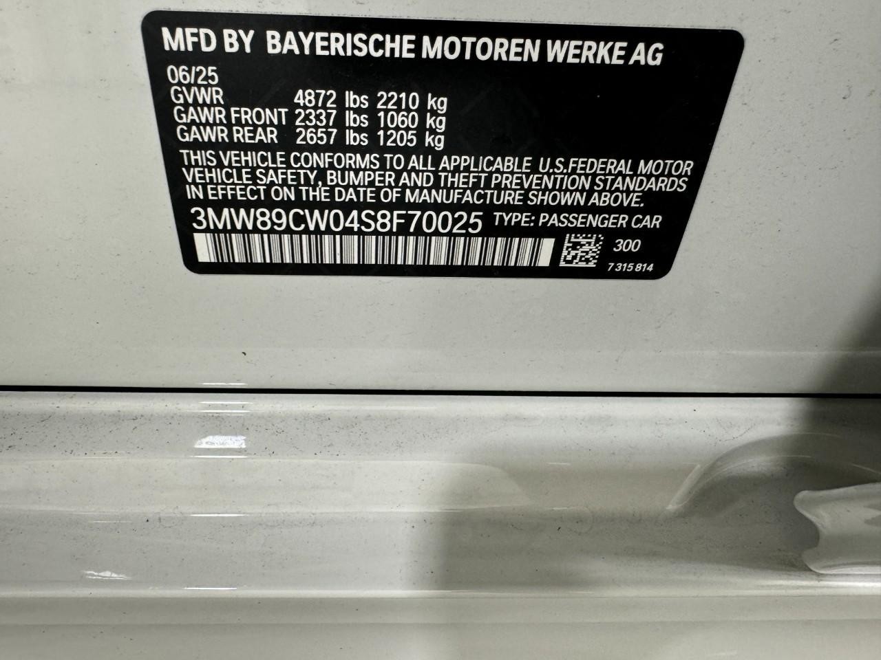 BMW 3 Series Vehicle Full-screen Gallery Image 36