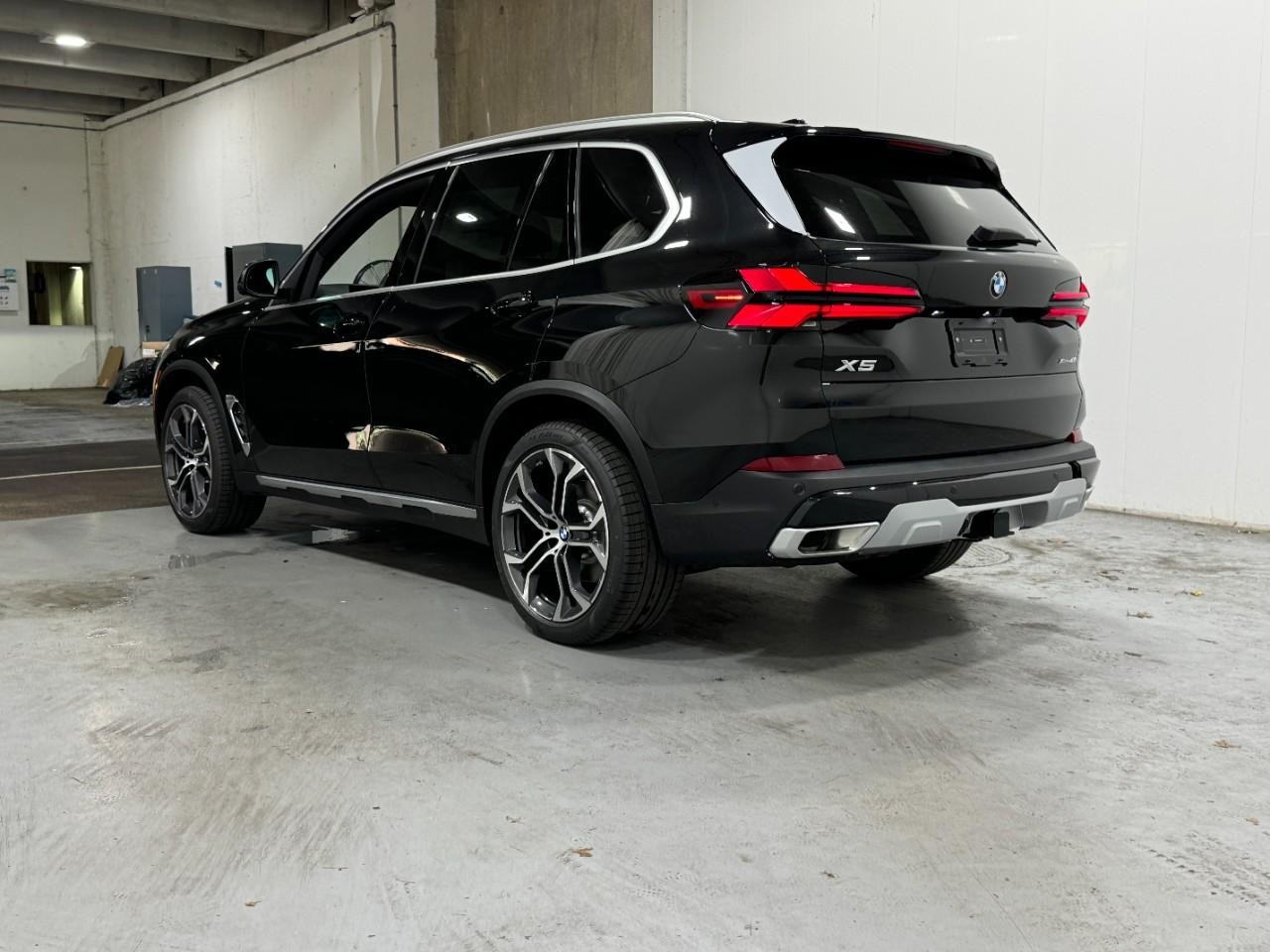 BMW X5 Vehicle Full-screen Gallery Image 3