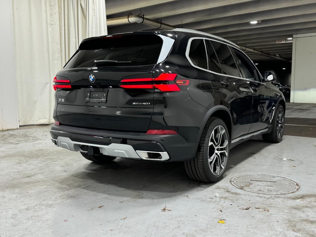 BMW X5 Vehicle Full-screen Gallery Image 4