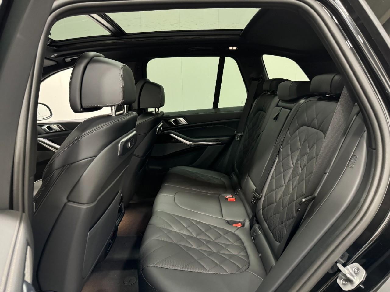 BMW X5 Vehicle Full-screen Gallery Image 8