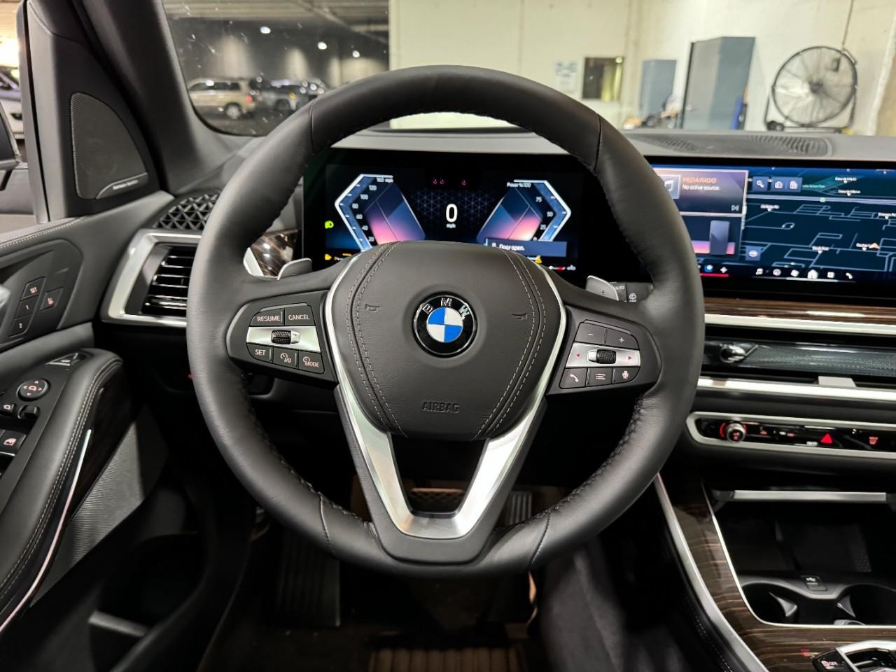 BMW X5 Vehicle Full-screen Gallery Image 14