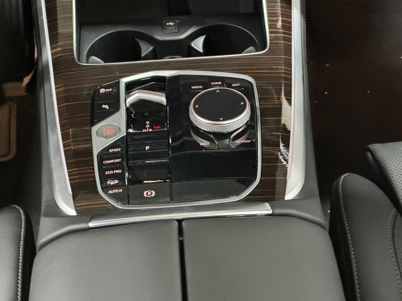 BMW X5 Vehicle Full-screen Gallery Image 17