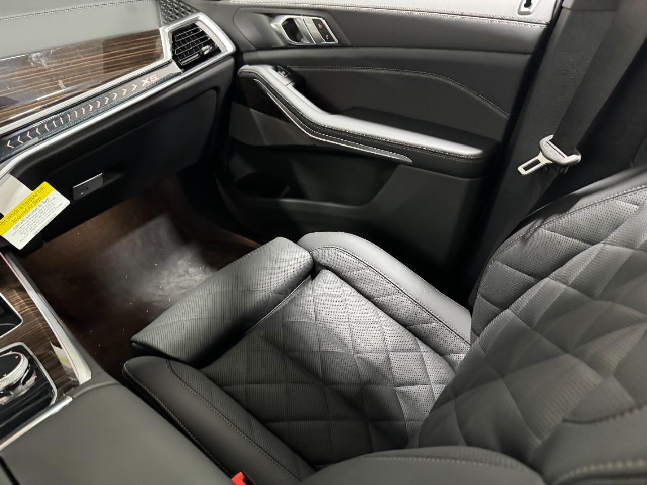 BMW X5 Vehicle Full-screen Gallery Image 18