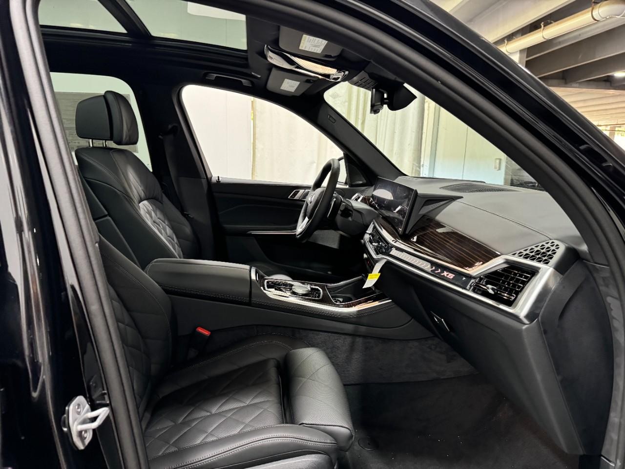 BMW X5 Vehicle Full-screen Gallery Image 19