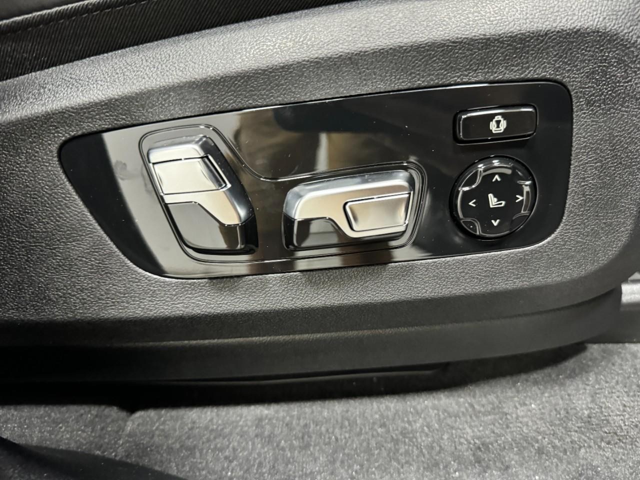 BMW X5 Vehicle Full-screen Gallery Image 21