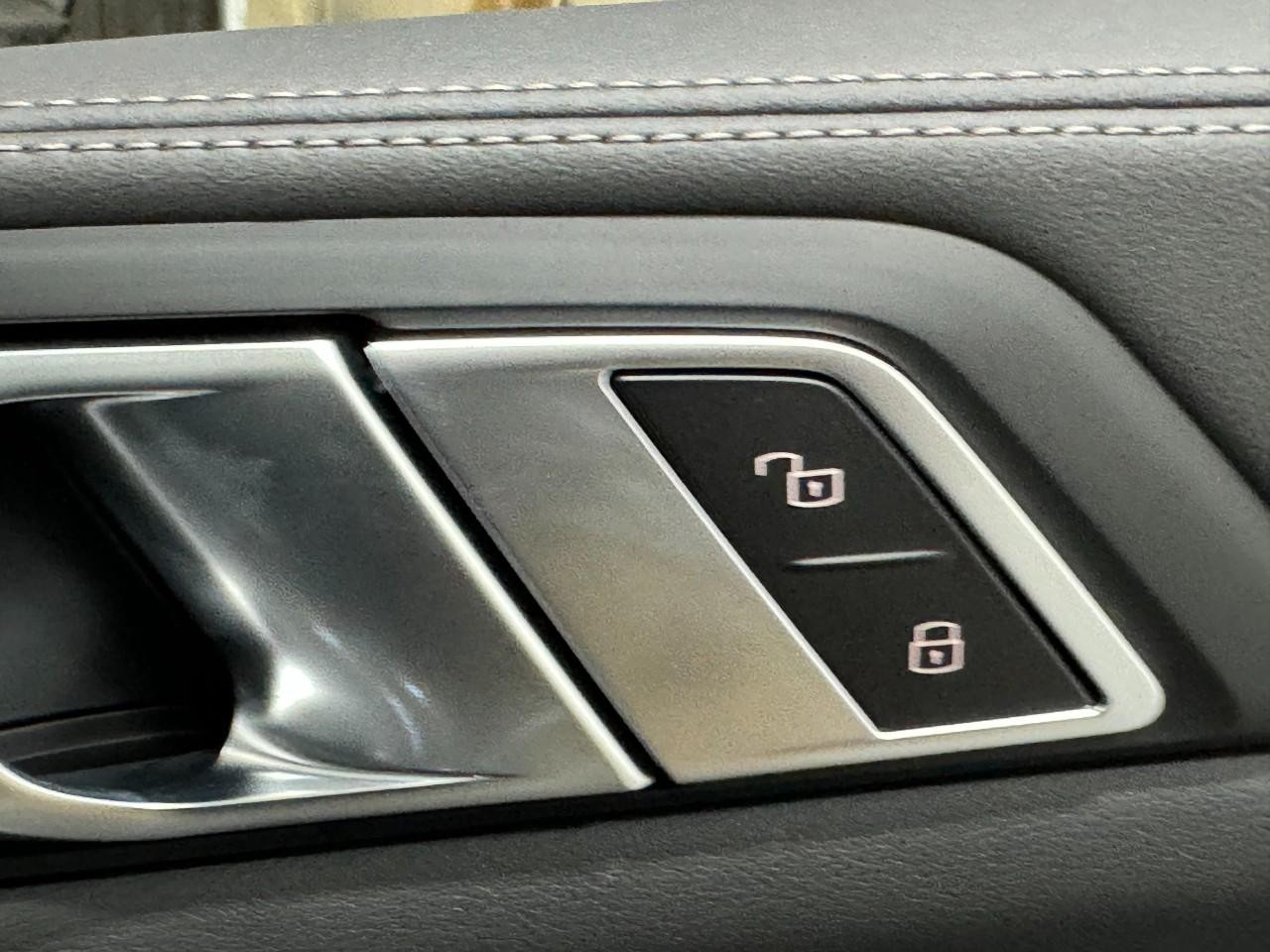 BMW X5 Vehicle Full-screen Gallery Image 22