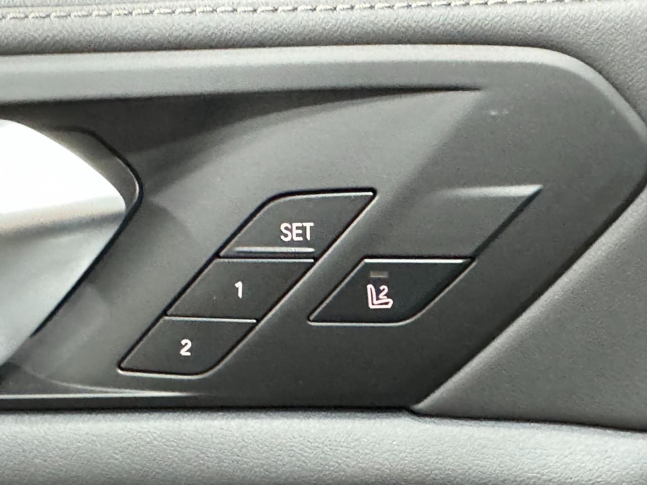 BMW X5 Vehicle Full-screen Gallery Image 25