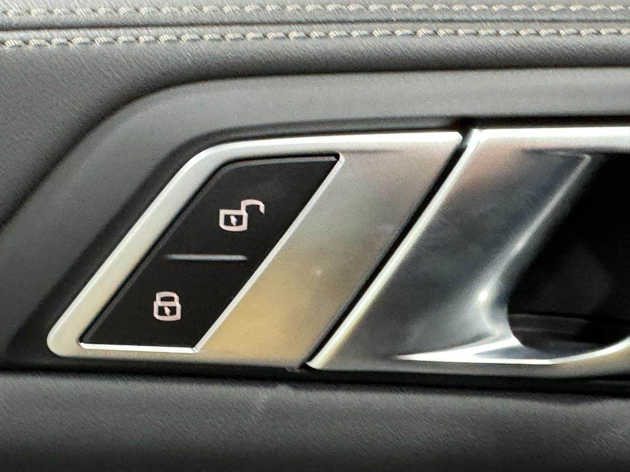 BMW X5 Vehicle Full-screen Gallery Image 26