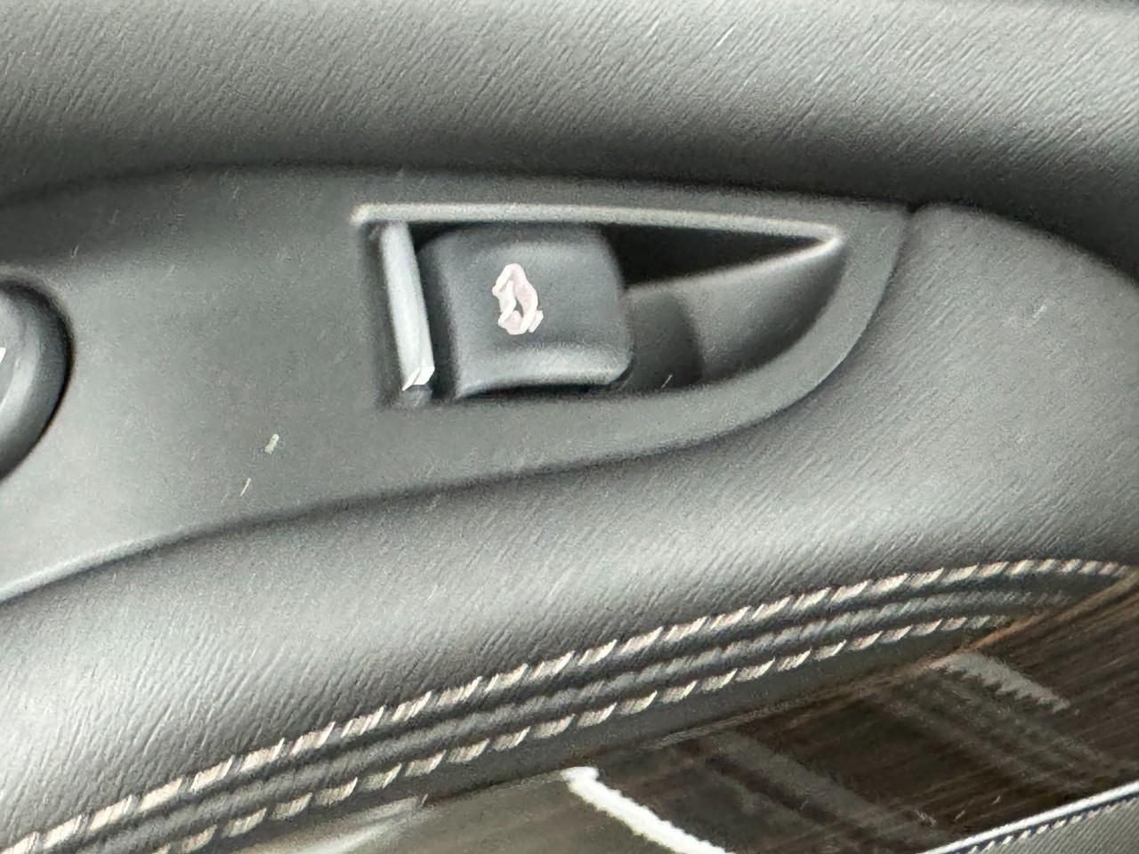 BMW X5 Vehicle Full-screen Gallery Image 28