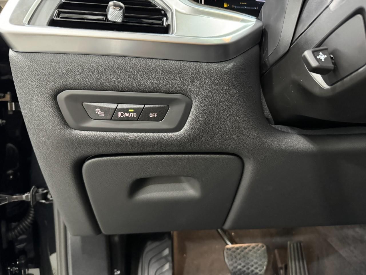 BMW X5 Vehicle Full-screen Gallery Image 32