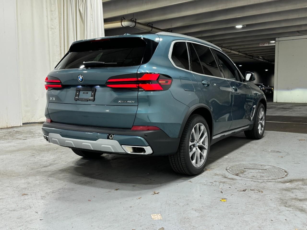 BMW X5 Vehicle Full-screen Gallery Image 4