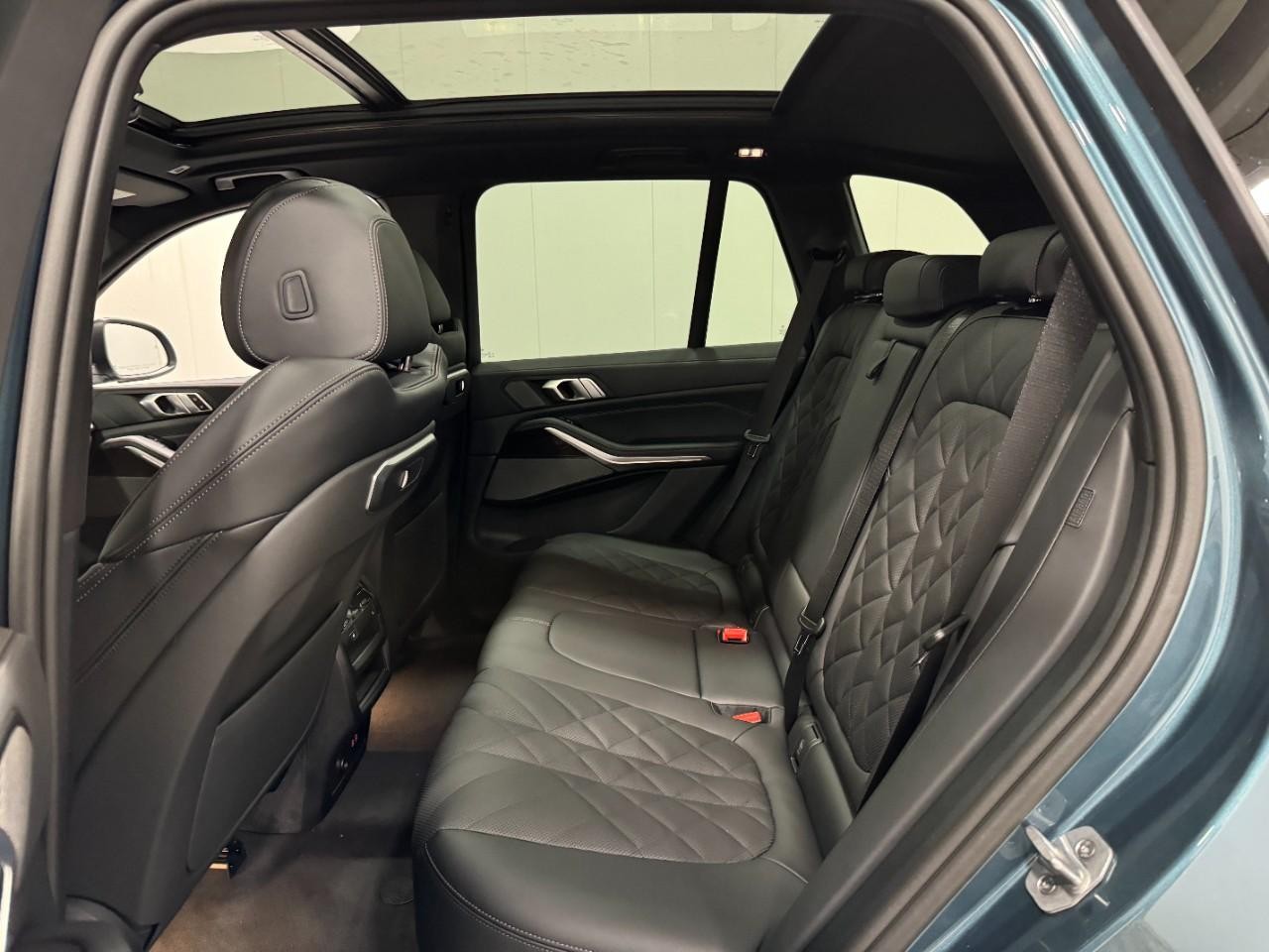 BMW X5 Vehicle Full-screen Gallery Image 8