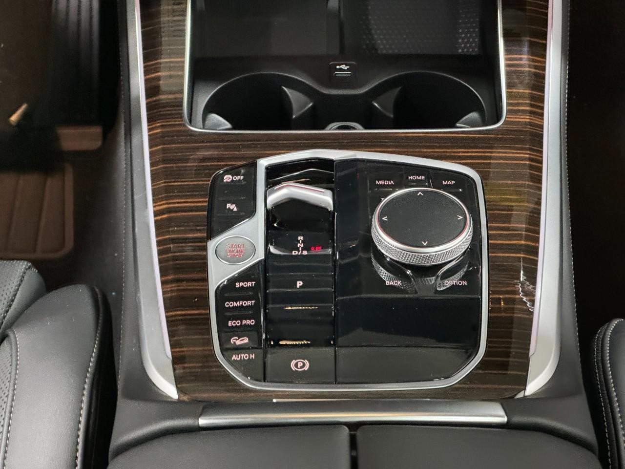 BMW X5 Vehicle Full-screen Gallery Image 17