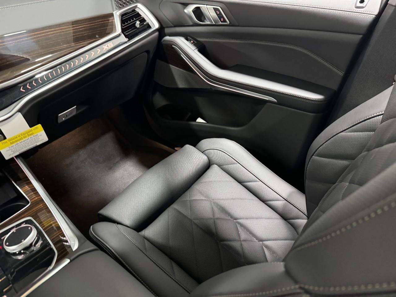 BMW X5 Vehicle Full-screen Gallery Image 18