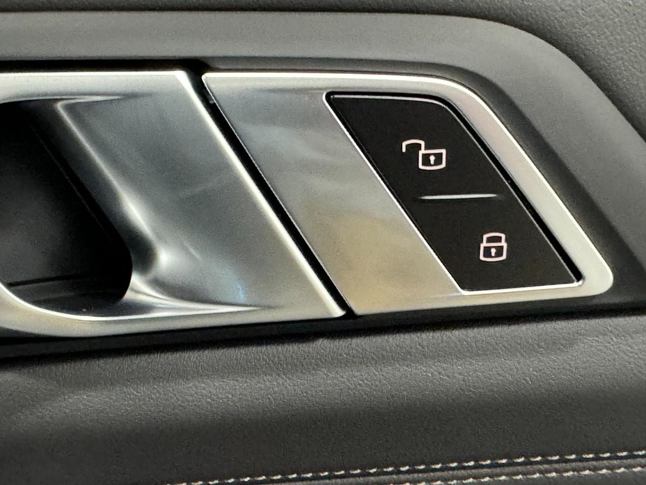 BMW X5 Vehicle Full-screen Gallery Image 22